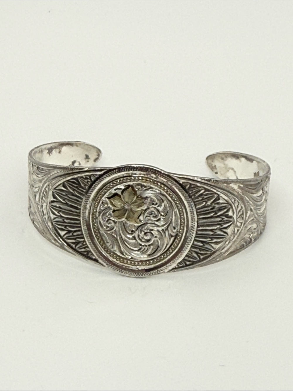 Montana Silversmiths Four Leaf Clover Engraved Silver Tone Cuff Bracelet Western - Picture 2 of 4